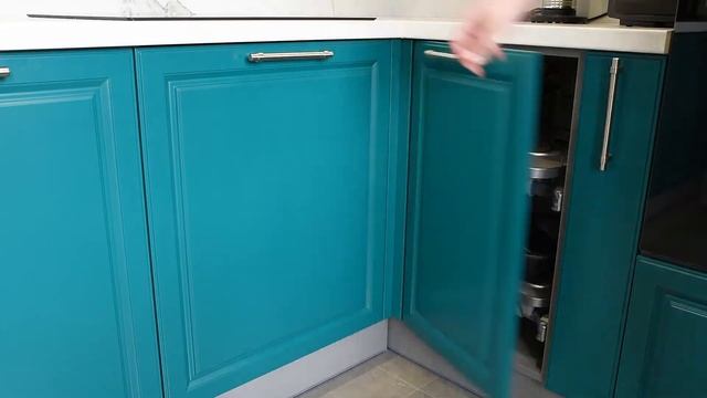 Кухня из крашеного МДФ. Угловая кухня с рамочными фасадами. Project 104 смотреть онлайн