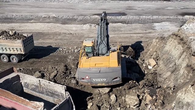 Volvo EC700C Excavator Loading Trucks смотреть онлайн