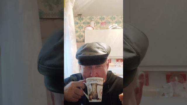 Ем круассан со сливочным кремом запиваю молоком.