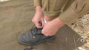 Солдат РККА показывает как правильно мотать портянки /RKKA Soldier shows how properly wear Footwrap
