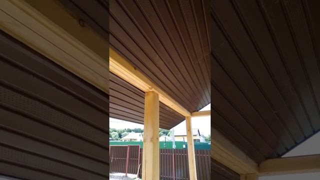 Монтаж потолка на крыльце и карнизов кровли софитами в срубе. Расширенная версия смотреть онлайн