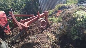 Пашем на тракторе т-16 самодельном плугом 2-30