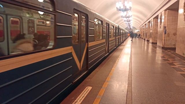 Прибытие Ема-502/Ем-501 на станцию Нарвская смотреть онлайн