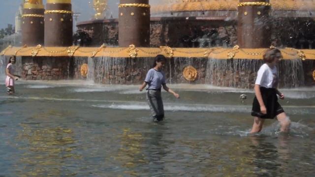 Girls and fountain ramblers at VDNH ! / Девушки и фонтанные бродилки на ВДНХ ! смотреть онлайн