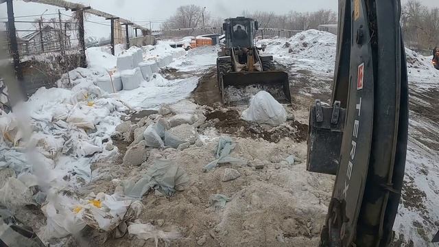 Делаем новую смесь ппс.Убираем лед с дороги. смотреть онлайн