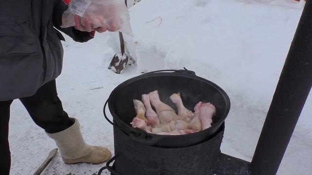 Куриная голень с овощами в казане.Очень вкусный и простой  рецепт!.mp4