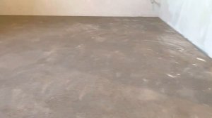 Укрепление верхнего слоя полусухой стяжки тёплого пола, грунтовкой глубокого проникновения.