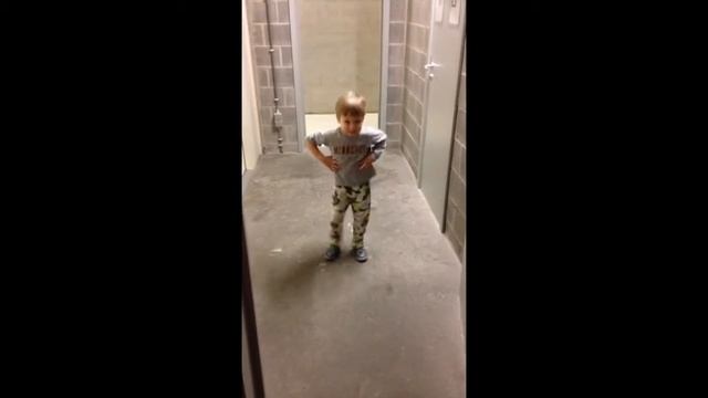 Мальчик танцует 4 года Смешное видео смотреть онлайн