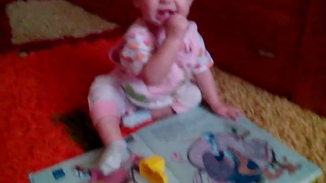 Девочка 9 месяцев читает сказки. смотреть онлайн