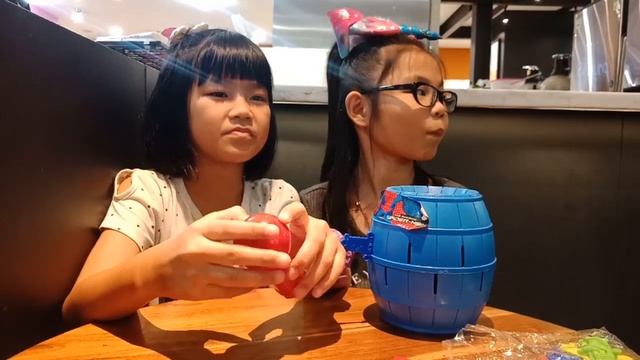 Play PIRATE ROULETTE LUCKY GAME with best friend смотреть онлайн