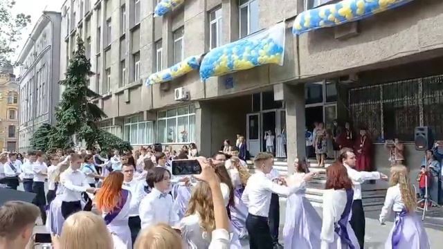 Выпускной танец, падающие шарики смотреть онлайн