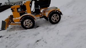 Чистка снега самодельным минитрактором переломкой. Всю ночь была метель, местами много снега.