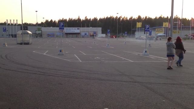 Volvo 740 with T5 engine drifting at a parking lot in Sweden смотреть онлайн