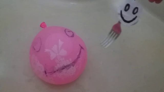 Смешное видео госпожа вилка издевается над шариком смотреть онлайн