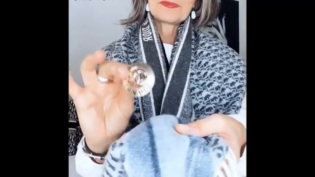 Fashion jewellery and fur do not cost a fortune but they can greatly improve your outfits! смотреть онлайн