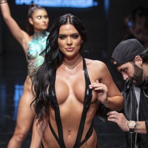 ЧЕРНАЯ ЛЕНТА ПРОЕКТ Арт Сердца Мода Осень 2022 Нью-Йорк - Fashion Channel