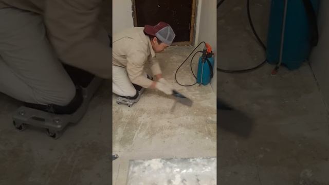 Rubi, сидение на колесах для работы с напольной плиткой смотреть онлайн