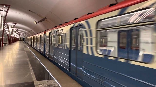 81-717/714.5М «Номерной» отправляется со станции «Алма-Атинская» смотреть онлайн