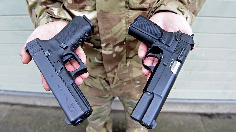 Неужели нет своего: почему российский спецназ использует пистолеты Glock смотреть онлайн