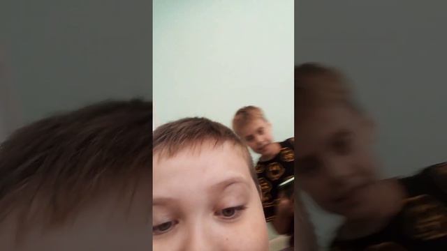Он бросил мой телефон на пол смотреть онлайн