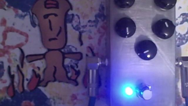 Dwarfcraft Devices Secret Destroyer - chip-based oscillating fuzz pedal! смотреть онлайн