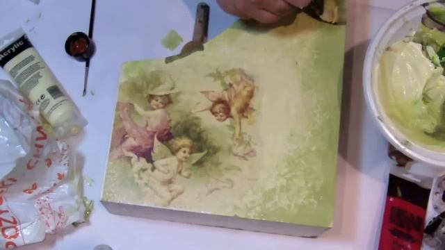 Decoupage - etapy pracy - malowanie tła reklamówką смотреть онлайн