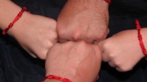 Носите на руке красную нить? Несколько удивительных фактов о ней