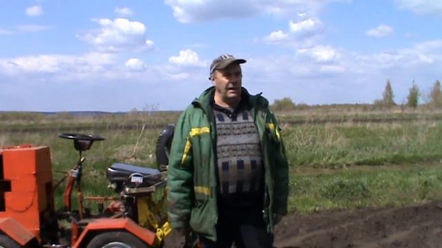 Посадка картошки минитрактором ,испытание картофелесажалки смотреть онлайн