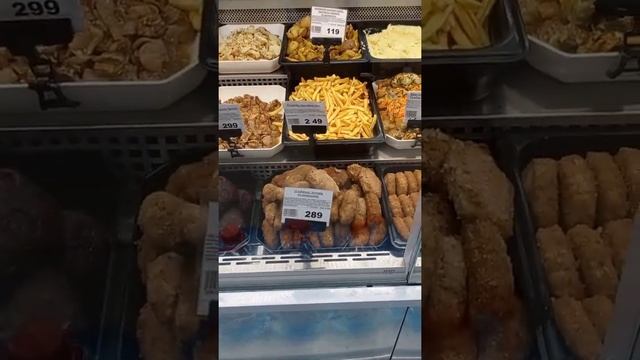 Страусиные яйца и ассортимент готовой продукции в Altyn Food в обычном магазине в Казахстане