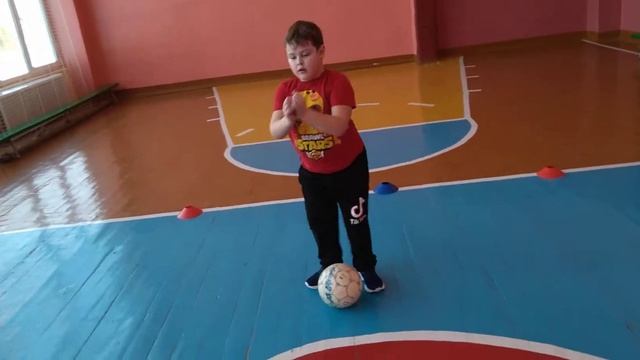 Рубрика 4: ФУТБОЛЬНОЕ УПРАЖНЕНИЕ / Футбольный теннис. смотреть онлайн