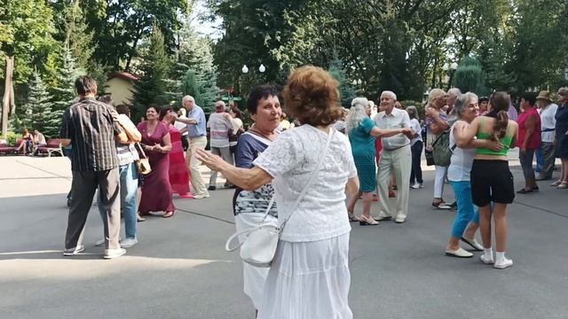 Харьков Танцы Кружатся пары под музыку вальса??26.08.2023 смотреть онлайн