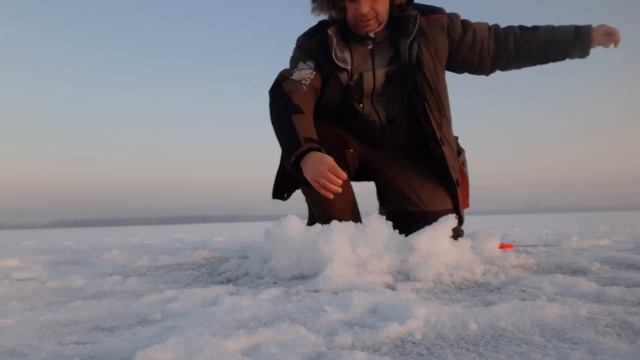 Бешеный клев на озере Шарташ. Клюет на переставая!!! смотреть онлайн