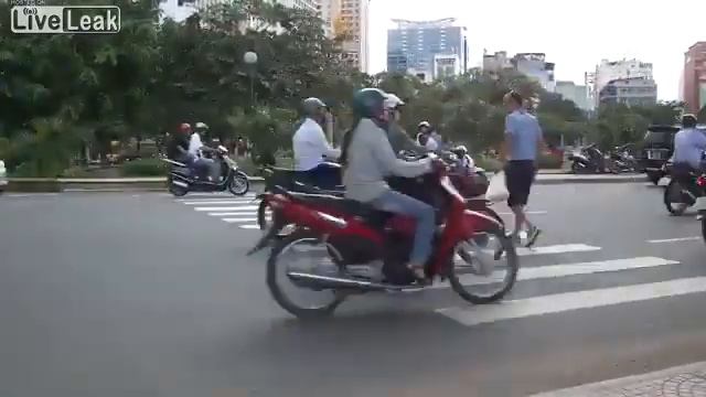 Как удачно перейти дорогу во Вьетнаме смотреть онлайн