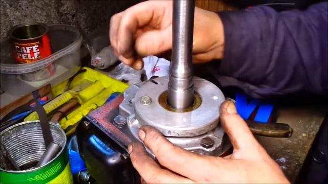 =13= Самодельный минитрактор. Укорачиваю КПП москвич, часть 2 я. Устанавливаю корпус сальника. смотреть онлайн