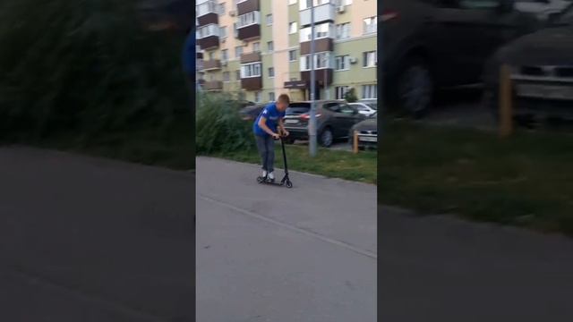 ГАДАЙТЕ ТРЮКИ (не сложные)360⁰.чуть чуть криво? #scooter #scout #самокат смотреть онлайн