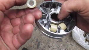 Упала скорость на 4 т скутере, замена роликов на переднем вариаторе.