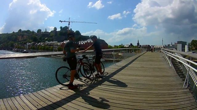 Ce cycliste va sur l'enjambée de Namur, il exagère encore ! смотреть онлайн
