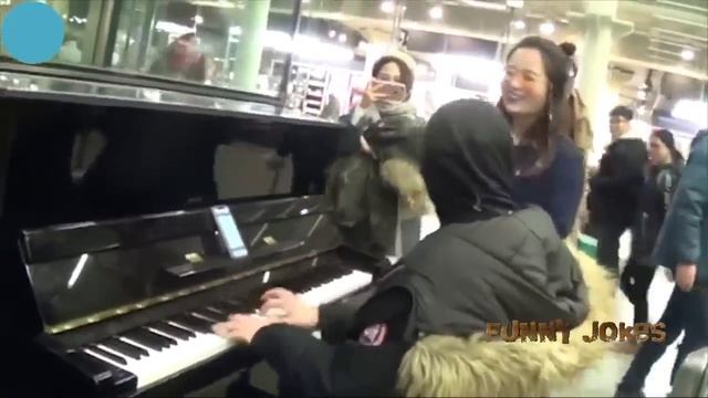 Парень показал как надо играть на пианино! Шедеврально! Funny Jokes смотреть онлайн