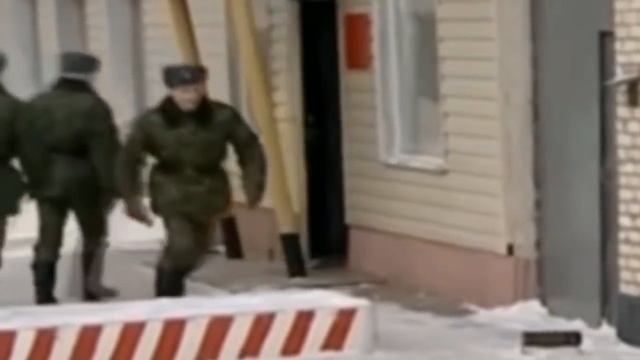 ЗРЯ НОВОБРАНЦЫ ПОВЕРИЛИ ХИТРОМУ СЕРЖАНТУ: Случай в армии. Типичная армия смотреть онлайн