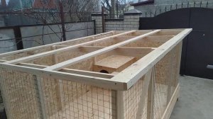 Вольер из дерева для собаки.