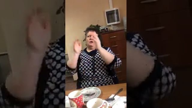 Бабушка рассказала анекдот... смотреть онлайн