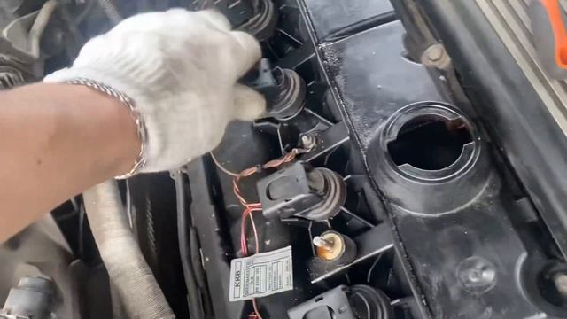 BMW E60 / M54B25 / Замена свечей смотреть онлайн