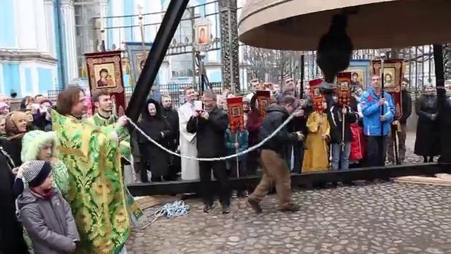 Первые удары Благовеста в Смольном Соборе на Вербное Воскресение смотреть онлайн