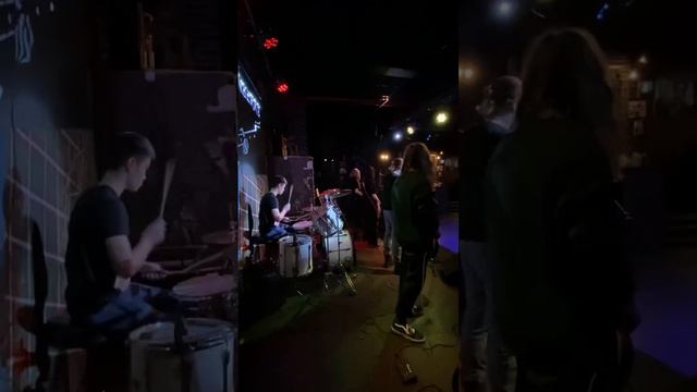 Музыканты из подворотни.Билал Алымкулов барабаны #drummer #drumcam #drums #hardrock #rock #slipknot смотреть онлайн