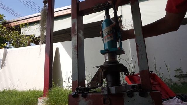 DIY เปลี่ยนลูกปืนล้อหน้า Nissan March K13 смотреть онлайн