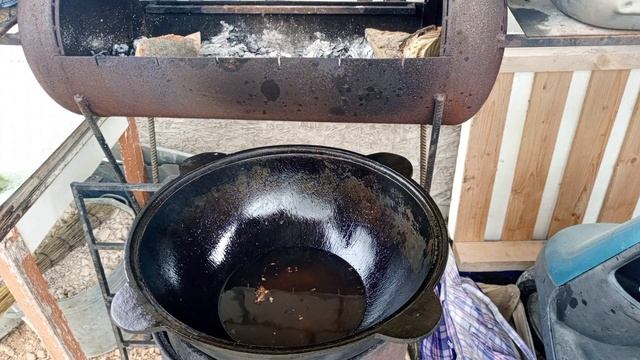 Жареная картошка в казане, скумбрия на углях. смотреть онлайн