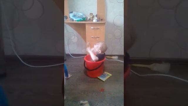 Ох уж эти детки))) Помогли помыть полы. смотреть онлайн