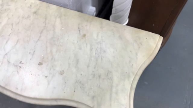 Стол консольный в классическом стиле на ножках кабриоль с фигурной мраморной столешницей смотреть онлайн