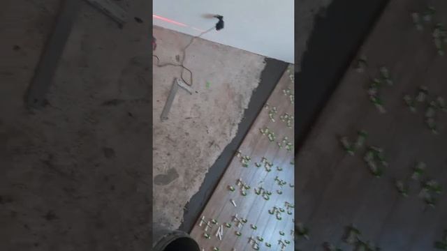 процесс укладки плитки