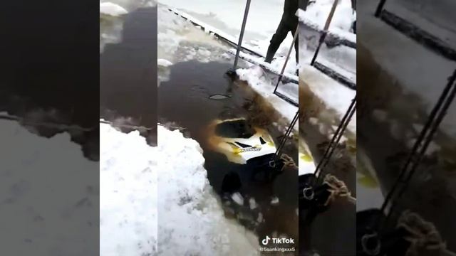 +18 Подборка "Первый лёд 2022" Машины и снегоходы провалились под лёд. часть 2 смотреть онлайн